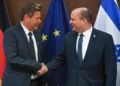 Bennett y Lapid hablan de “oportunidades” energéticas con el vicecanciller alemán