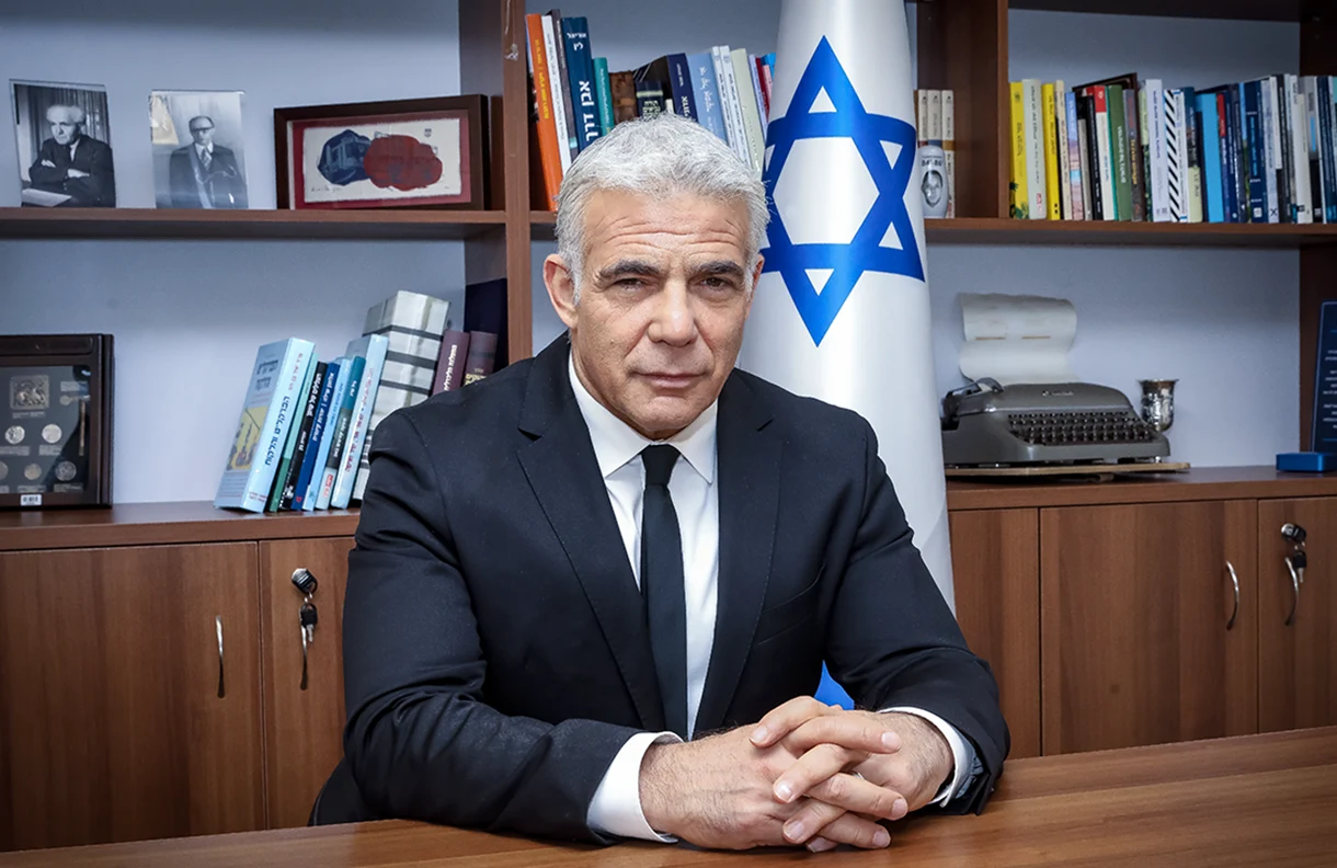 Quién es Yair Lapid, el nuevo primer ministro interino de Israel?