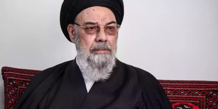 Irán detiene a un hombre por atacar a un alto clérigo en la oración del viernes