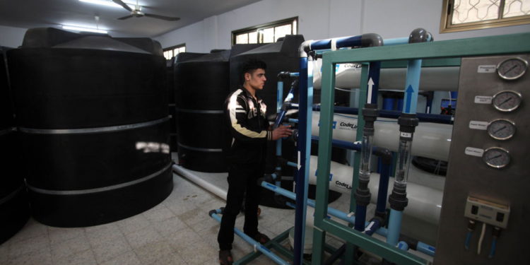 Ilustrativo: un hombre trabaja en una estación privada de desalinización de agua en el centro de la Franja de Gaza el 22 de marzo de 2010. (Wissam Nassar/Flash90)