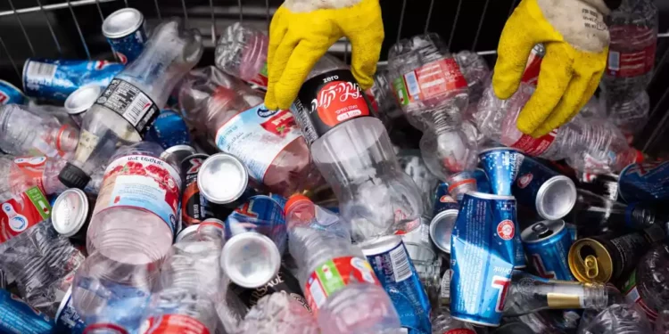 El Ministerio censura a las empresas de bebidas por la lentitud en la recogida de los contenedores de reciclaje