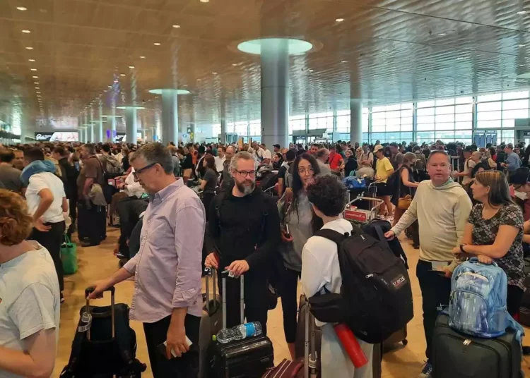 El jefe del aeropuerto Ben Gurión se disculpa por el caos en el aeródromo