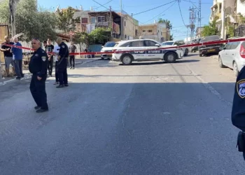 Un joven de 27 años resulta herido de gravedad en un tiroteo en Kafr Qara: persecución policial