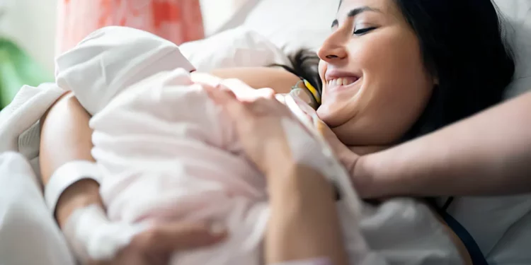 Mujeres que dan a luz con epidural se vinculan mejor con el bebé, según un estudio israelí