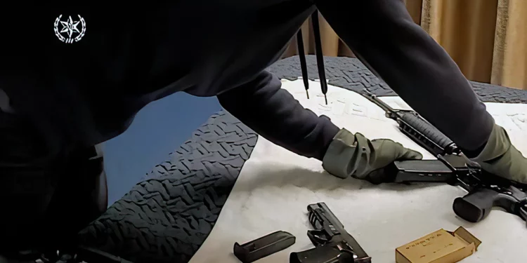 Un oficial palestino entrega armas a un agente encubierto para “usarlas contra los judíos”
