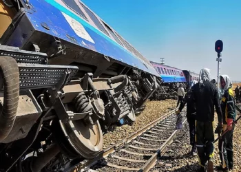 Al menos 17 muertos y decenas de heridos en el descarrilamiento de un tren en Irán