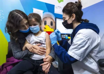 Ministerio de Sanidad israelí recomienda la tercera vacuna contra el COVID para niños de 5 a 11 años
