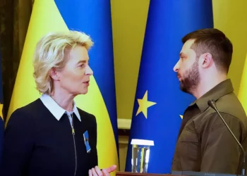 08 de abril de 2022, Ucrania, Kiew: La Presidenta de la Comisión de la UE, Ursula von der Leyen (i), habla en una rueda de prensa conjunta con Volodymyr Selenskyj, Presidente de Ucrania. (Foto de Michael Fischer/picture alliance vía Getty Images)