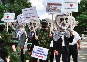 Israelíes se disfrazan de Hamás en una manifestación contra la ONU