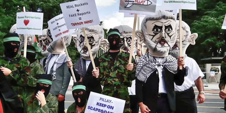 Israelíes se disfrazan de Hamás en una manifestación contra la ONU