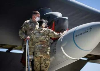 Estados Unidos lanza con éxito el ARRW desde un avión