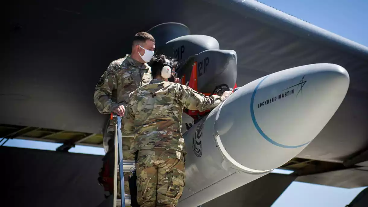 Estados Unidos lanza con éxito el ARRW desde un avión