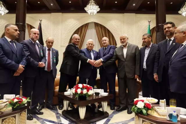 Abbas y Haniyeh se reúnen en Argelia en su primer encuentro en varios años