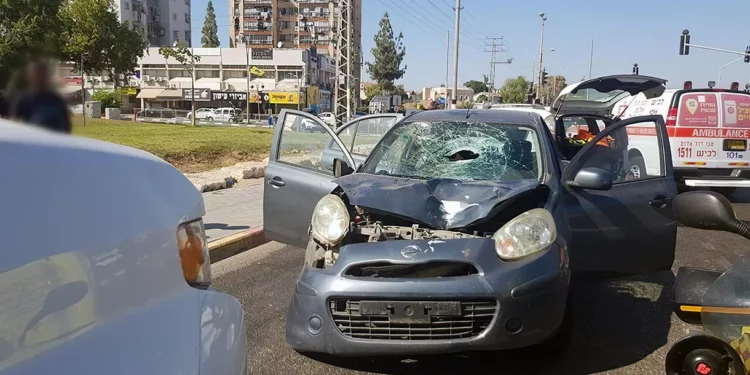 La escena de un accidente de coche mortal en la entrada de Kiryat Malachi el 29 de julio de 2022. (Hatzalah)