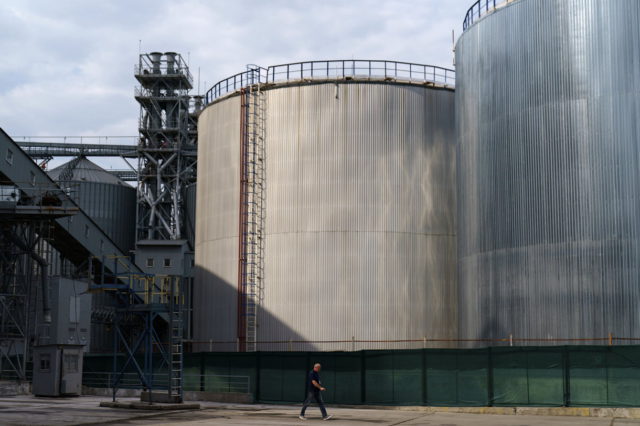 Zelenski supervisa la carga de barcos con grano ucraniano para la exportación