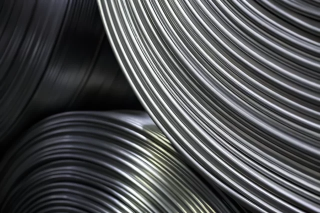 Los precios del aluminio se desploman a pesar de las continuas interrupciones del suministro