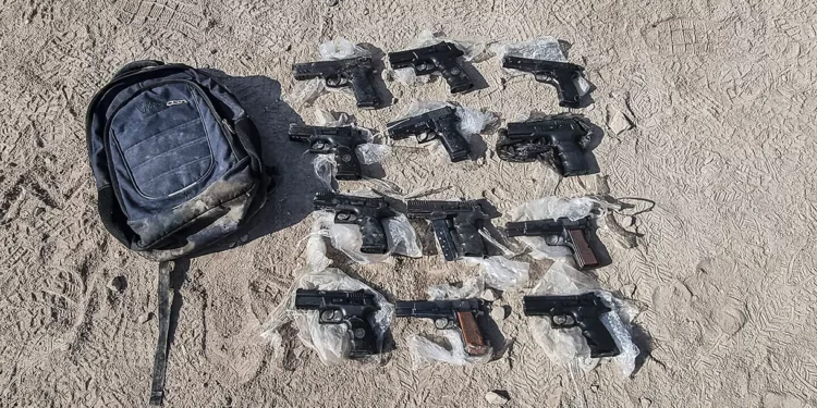 Las FDI y la policía desbaratan una operación de tráfico de armas en la frontera jordana e incautan 12 pistolas