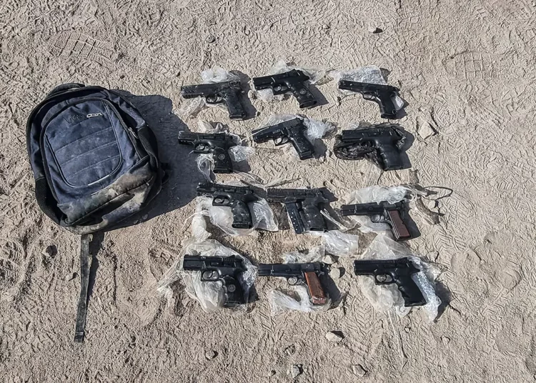 Las FDI y la policía desbaratan una operación de tráfico de armas en la frontera jordana e incautan 12 pistolas