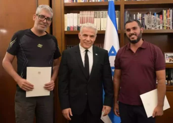 Lapid rinde homenaje a civiles detuvieron a un terrorista en Jerusalén