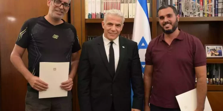 Lapid rinde homenaje a civiles detuvieron a un terrorista en Jerusalén