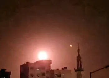 Ataques aéreos israelíes cerca de Damasco matan a 3 soldados y hieren a 7, reporta Siria