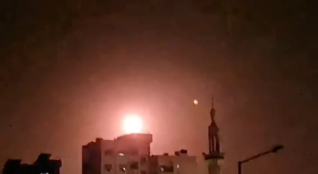 Ataques aéreos israelíes cerca de Damasco matan a 3 soldados y hieren a 7, reporta Siria