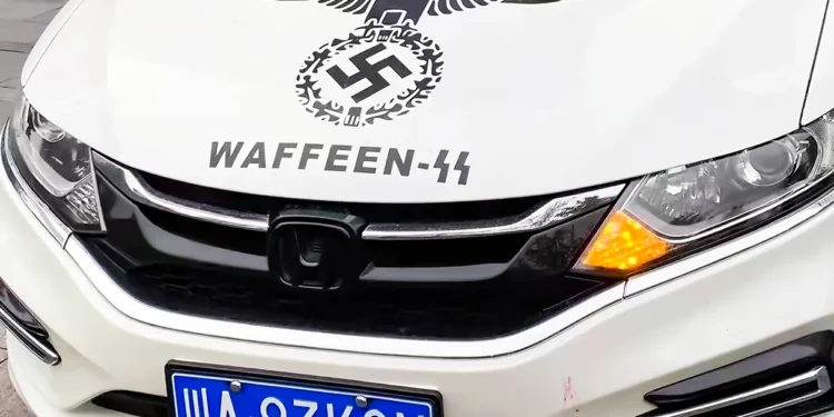 Un coche cubierto de símbolos nazis hace saltar la alarma en China