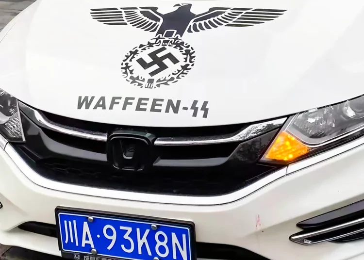 Un coche cubierto de símbolos nazis hace saltar la alarma en China