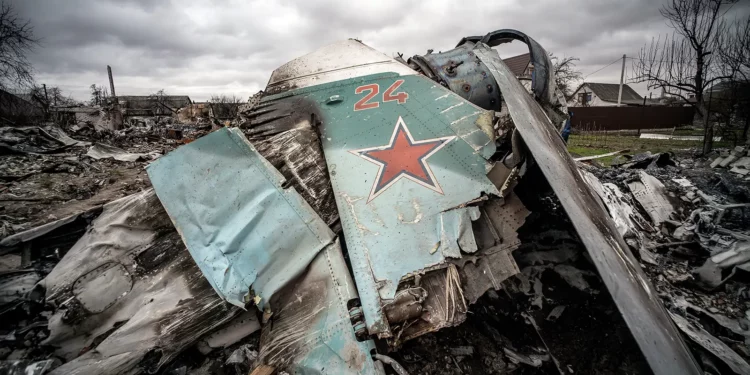 Caza Su-35 ruso arde en llamas tras ser derribado en Ucrania: Video