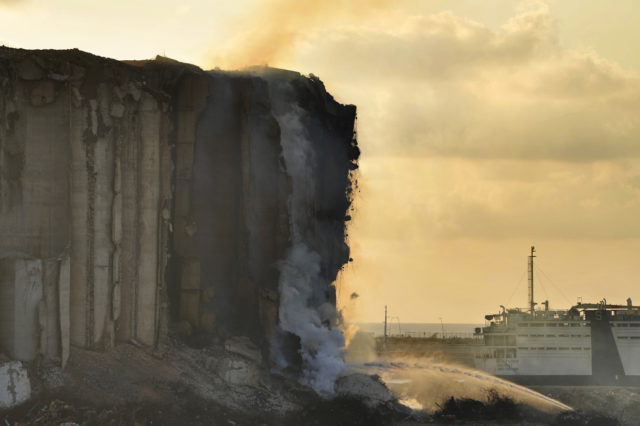 El silo del puerto de Beirut corre el riesgo de derrumbarse en medio de un incendio