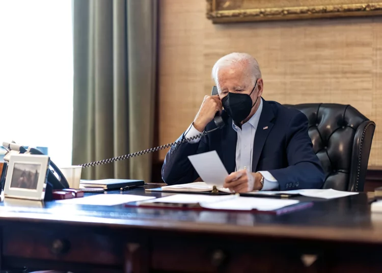 Biden vuelve a dar positivo a COVID-19