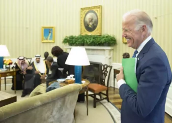Joe Biden, a la derecha, de pie en el Despacho Oval de la Casa Blanca durante una reunión entre el entonces presidente Barack Obama y el rey Salman de Arabia Saudita, el viernes 4 de septiembre de 2015, en Washington. (AP/Evan Vucci)