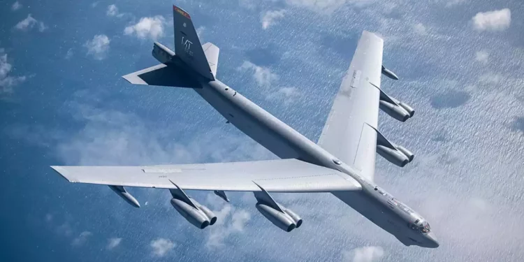 La Fuerza Aérea de EE.UU. dispara un arma hipersónica desde un bombardero B-52