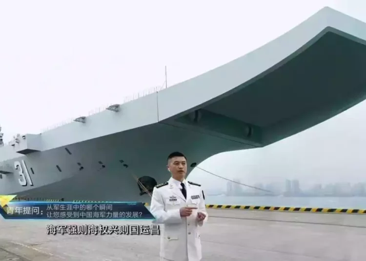 ¿China usa Photoshop?: Imagen muestra un buque de desembarco con una rampa de esquí