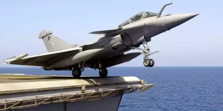 Cazas de Boeing y Dassault compiten por contratos con la Fuerza Aérea y la Marina India