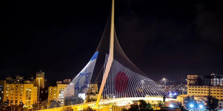 El puente de Jerusalén exhibe la bandera japonesa en solidaridad tras el asesinato del ex primer ministro Shinzo Abe