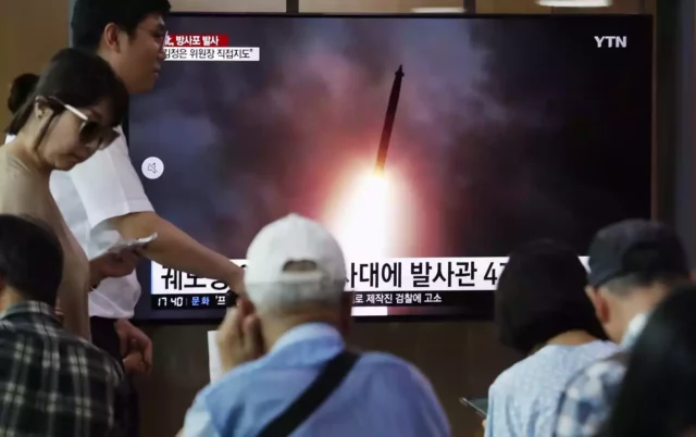 Corea del Norte dispara múltiples lanzacohetes y advierte a Seúl