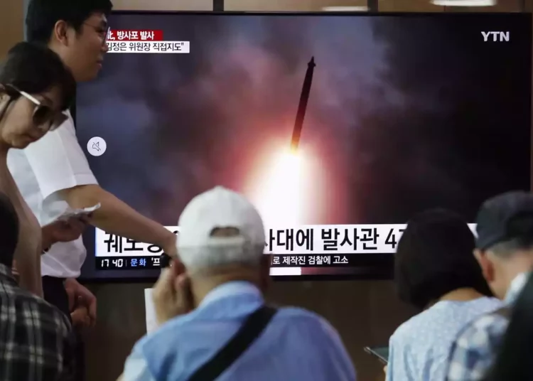Corea del Norte dispara múltiples lanzacohetes y advierte a Seúl
