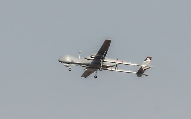Un dron militar israelí Heron sobrevuela la ciudad de Ashdod, en el sur de Israel, el 13 de noviembre de 2019. (Ahmad Gharabli/AFP)