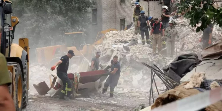 Ucrania busca supervivientes entre los escombros de un edificio bombardeado por Rusia