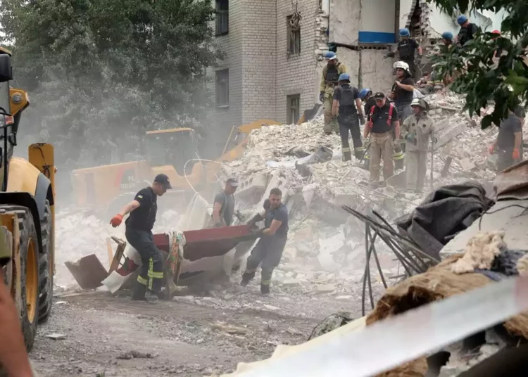 Ucrania busca supervivientes entre los escombros de un edificio bombardeado por Rusia