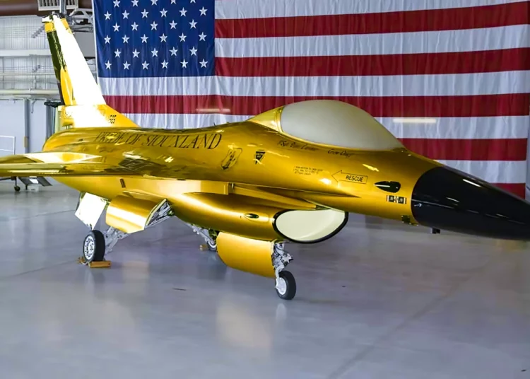 La Fuerza Aérea de EE.UU. tiene ahora un F-16 dorado