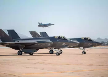 El F-35C y el F-35A se exhiben por primera vez en el mismo espectáculo aéreo