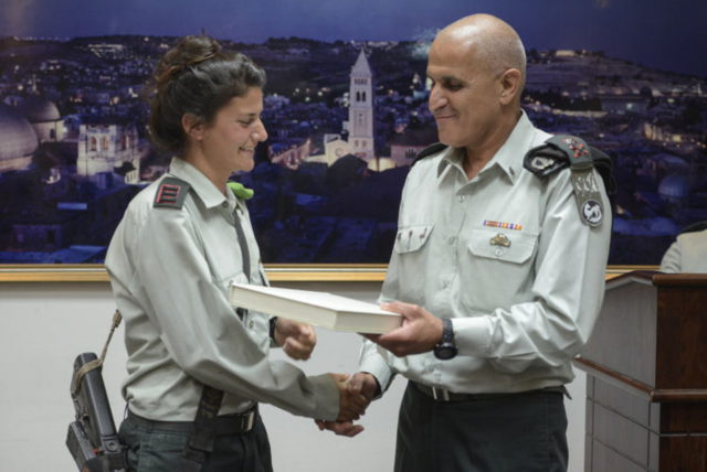 Las FDI nombran a la primera mujer oficial que dirige un batallón de infantería ligera