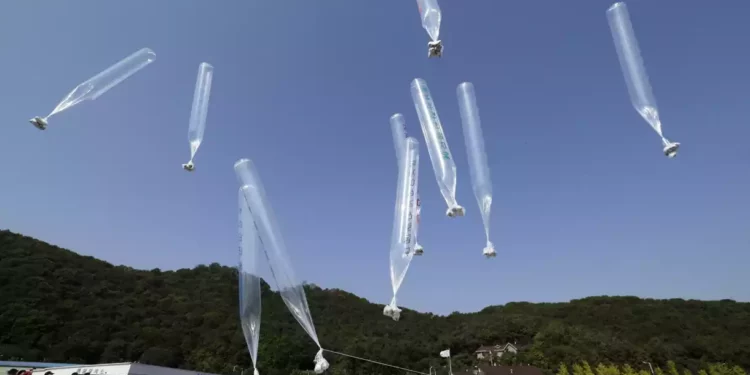 Corea del Norte dice que su ola de COVID se originó por globos lanzados desde Corea del Sur