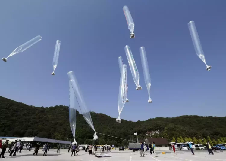 Corea del Norte dice que su ola de COVID se originó por globos lanzados desde Corea del Sur