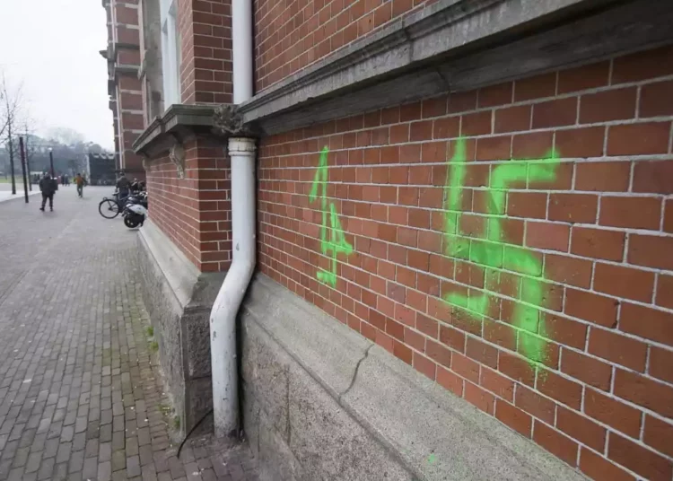 Empleado de una universidad del área de Boston despedido por repetidos grafitis antisemitas