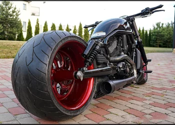 La Harley-Davidson Night Rod con rueda trasera 360 es un auténtico mutante