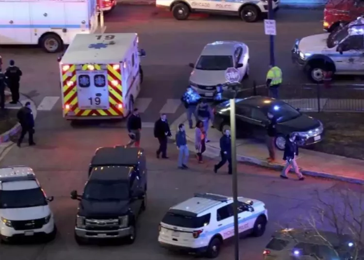 Al menos 6 muertos y decenas de heridos en un tiroteo en un suburbio de Chicago