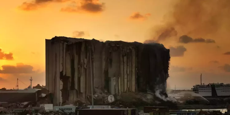 El silo del puerto de Beirut corre el riesgo de derrumbarse en medio de un incendio